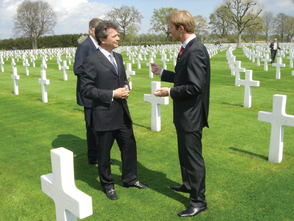  Clifford Sobel, the U.S. ambassador to the Netherlands, met with Nieman in 2005 in Margraten, where more than 8,000 U.S. servicemen who were killed in WWII are buried.